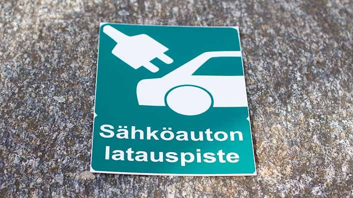 Sähköauton latauspiste -opastekilpi
