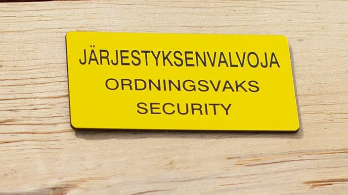 Keltainen järjestyksenvalvojan tunnistekilpi