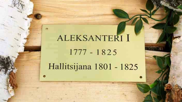 Messinkinen kaiverruslaatta puupinnalla
