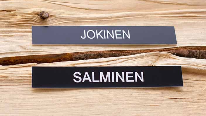 Musta postilaatikkokilpi kaiverretulla tekstillä